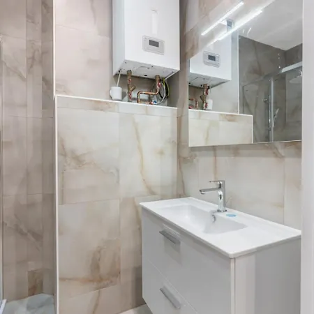 Modern Near Metro, Pankrac